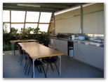 Hay Plains Holiday Park - Hay Big4 - Hay: Camp kitchen and BBQ area
