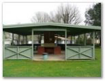 Queen Meadow Caravan Park - Heathcote: Camp kitchen and BBQ area