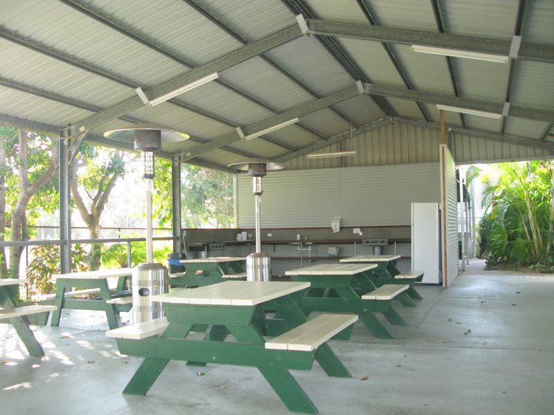 Australiana Top Tourist Park - Hervey Bay: Interior of camp kitchen