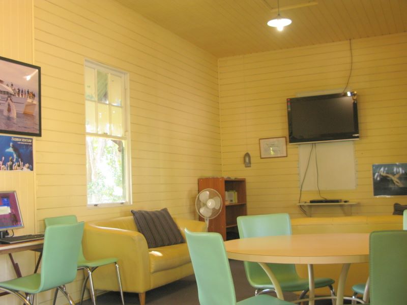 Australiana Top Tourist Park - Hervey Bay: Interior of campers kitchen