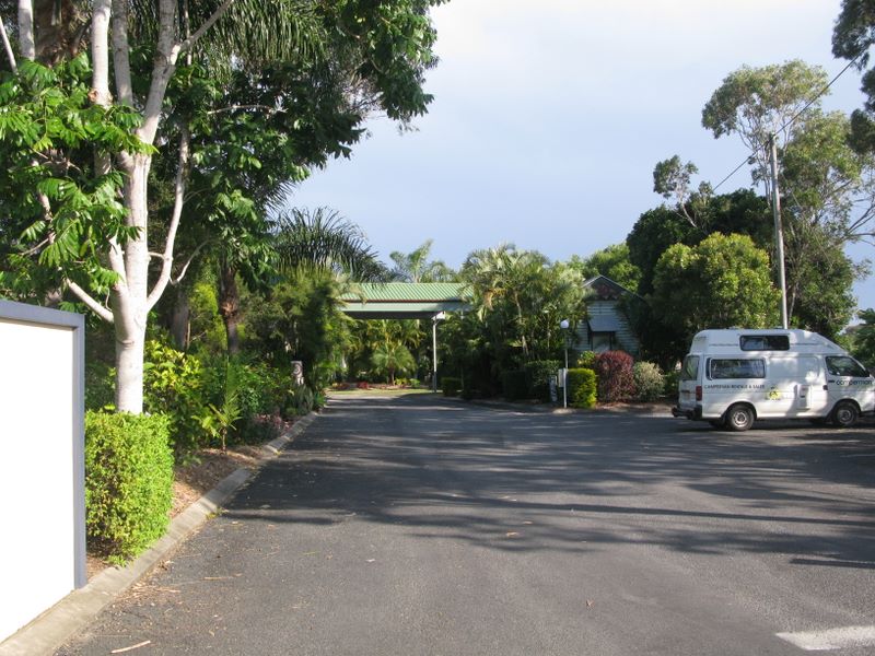 Australiana Top Tourist Park - Hervey Bay: Entrance to the park and visitor parking