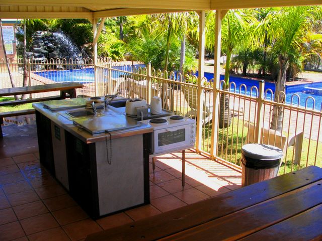 Fraser Lodge Holiday Park - Torquay: Camp kitchen and BBQ area with pool views.