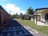 Happy Wanderer Village - Hervey Bay: Cabins on the right, motel units on the left