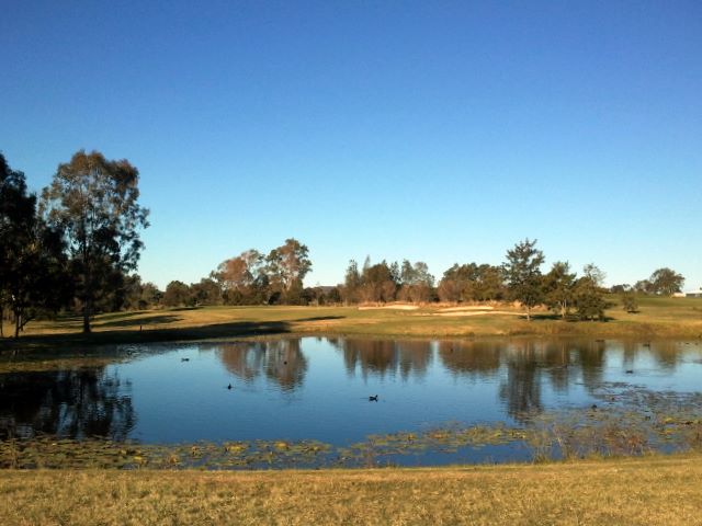 Hills International Golf Club - Jimboomba: Water before the green on Hole 9