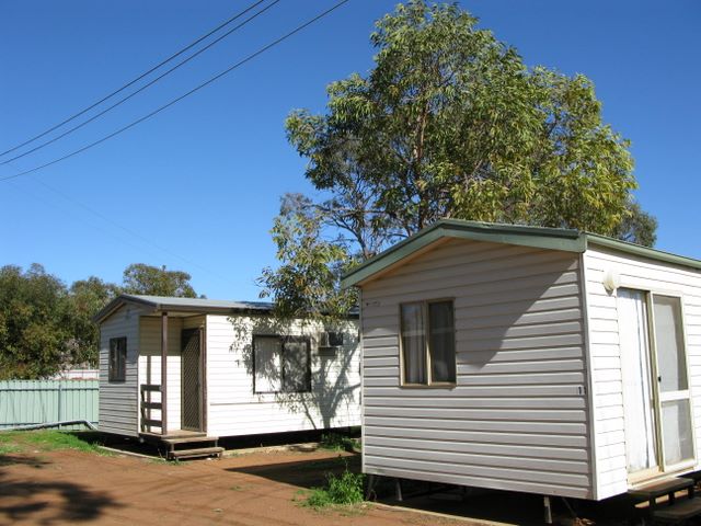 Hillston Caravan Park - Hillston: Cottage accommodation ideal for families, couples and singles