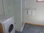 Discovery Holiday Parks - Risden Vale: Nice bathroom with washing machine and dryer