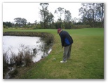 Le Meilleur Horizons Golf Resort - Salamander Bay: Water before the green on Hole 10