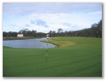 Le Meilleur Horizons Golf Resort - Salamander Bay: Green on Hole 18 looking back along the fairway