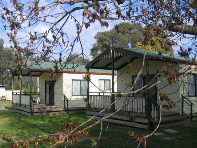 Howlong Caravan Park - Howlong: Cottage accommodation ideal for families, couples and singles