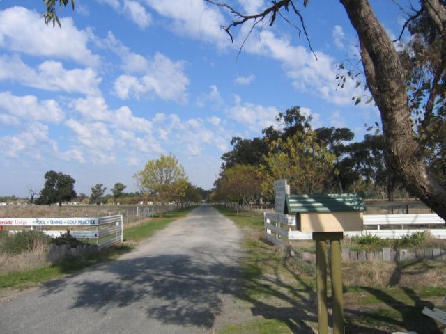 Kismet Riverside Lodge - Howlong: Entrance to the park which is 1km off the road