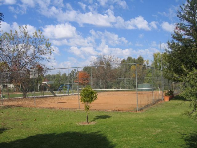 Kismet Riverside Lodge - Howlong: Tennis court
