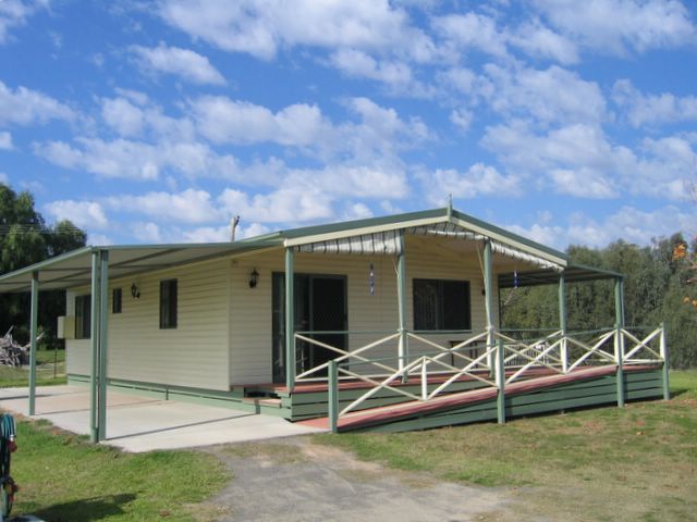 Kismet Riverside Lodge - Howlong: Cottage accommodation ideal for families, couples and singles.  Ramp for disabled is part of the design