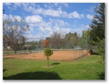 Kismet Riverside Lodge - Howlong: Tennis court