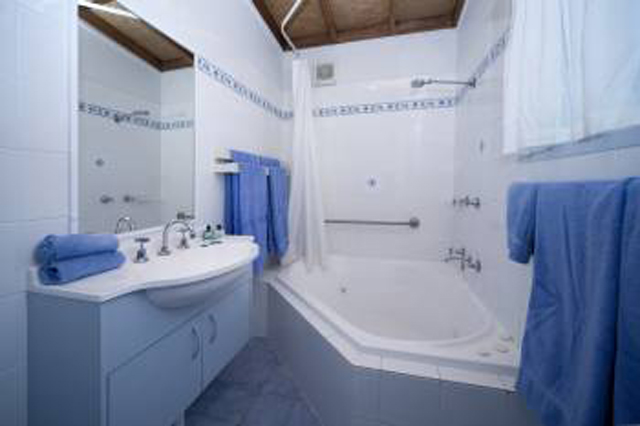 Huskisson Beach Tourist Resort - Huskisson: Beachcomber Bathroom