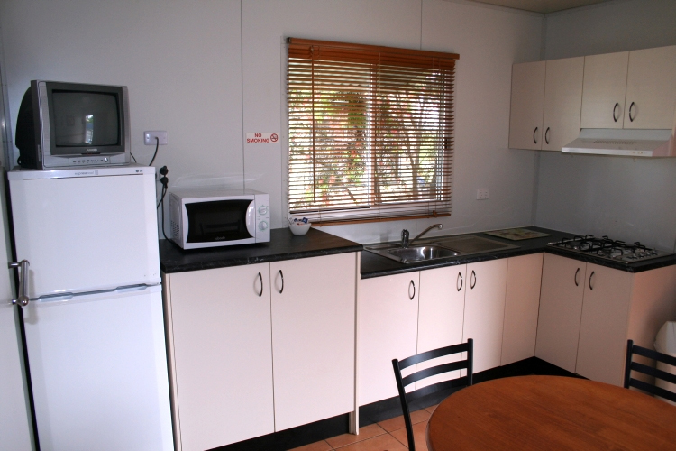 Sapphire City Caravan Park - Inverell: Modern kitchen
