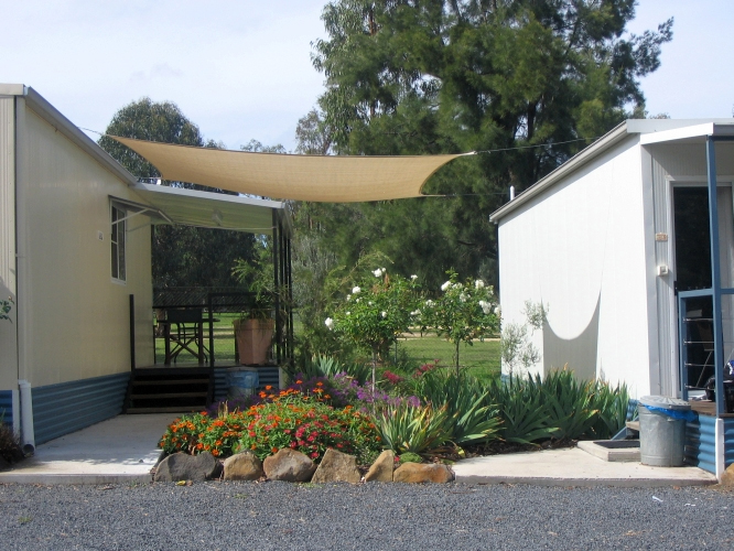 Sapphire City Caravan Park - Inverell: Well maintained gardens throughout the park