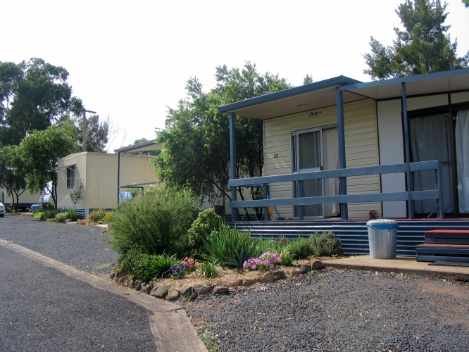 Sapphire City Caravan Park - Inverell: Cabin accommodation which is ideal for couples, singles and family groups.