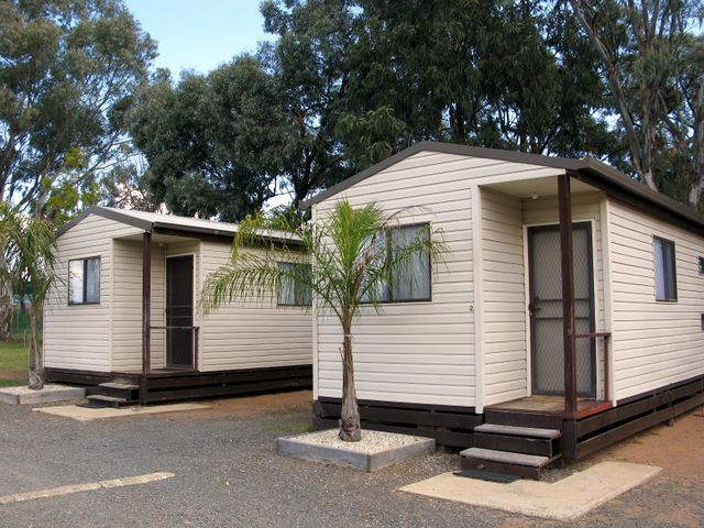 Jerilderie Motel & Caravan Park - Jerilderie: Cottage accommodation, ideal for families, couples and singles