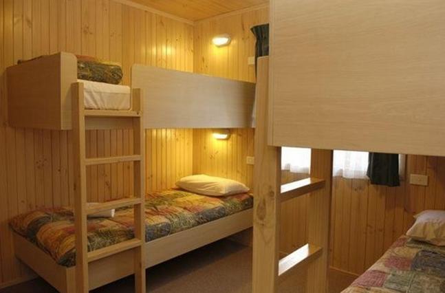 Discovery Holiday Parks - Jindabyne - Jindabyne: Bunk beds in Deluxe 4.5 Star Family Villa.