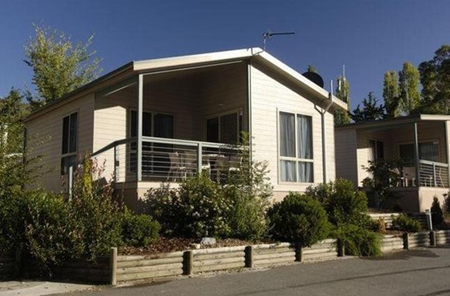 Discovery Holiday Parks - Jindabyne - Jindabyne: Deluxe 4.5 Star Family Villa. 2 bedrooms with Queen bed in one room and 2 double bunks in the other. Sleeps up to 6.