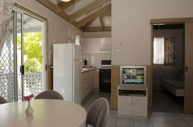 Discovery Holiday Parks - Jindabyne - Jindabyne: Kitchen and dining area in Kosciuszko-Townsend 4 Star.