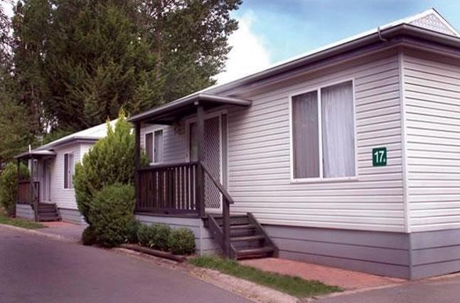 Discovery Holiday Parks - Jindabyne - Jindabyne: Kosciuszko-Townsend 4 Star. Superior 4 Star Family Spa Villa. 2 bedroom Cabin with Double bed in one room and bunks in the other. Sleeps 6.