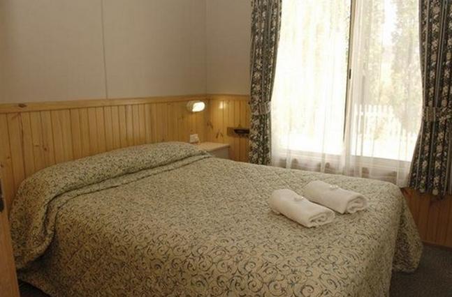 Discovery Holiday Parks - Jindabyne - Jindabyne: Main bedroom in Kosciuszko-Townsend 4 Star