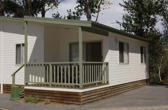 Discovery Holiday Parks - Jindabyne - Jindabyne: Geehi 4.5 Star. Deluxe 4.5 Star Family Villa. 2 bedrooms with Queen bed in one room and bunks in the other. Sleeps 5.