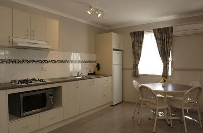 Discovery Holiday Parks - Jindabyne - Jindabyne: Kitchen and dining area in Geehi 4.5 Star