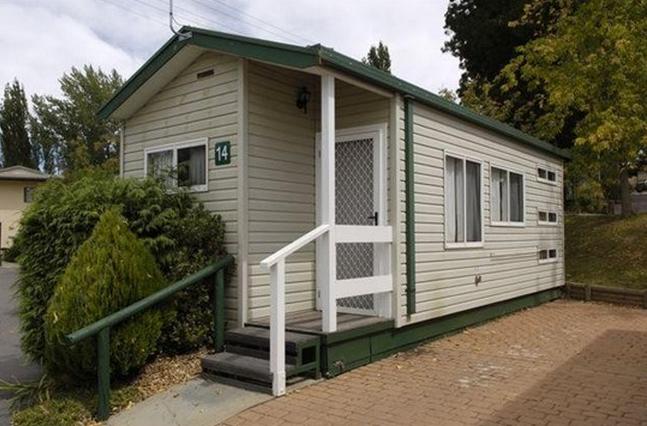 Discovery Holiday Parks - Jindabyne - Jindabyne: Kalkite 3.5 Star. Comfortable 3.5 star Cabin. 2 bedroom with double bed in one room and tri-bunks in the other. Sleeps 5.