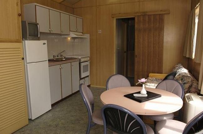 Discovery Holiday Parks - Jindabyne - Jindabyne: Kitchen and dining area in Kalkite 3.5 Star