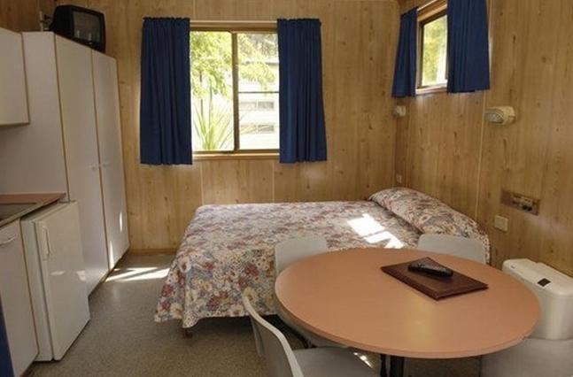 Discovery Holiday Parks - Jindabyne - Jindabyne: Bedroom in Bogong 3 star Cabin