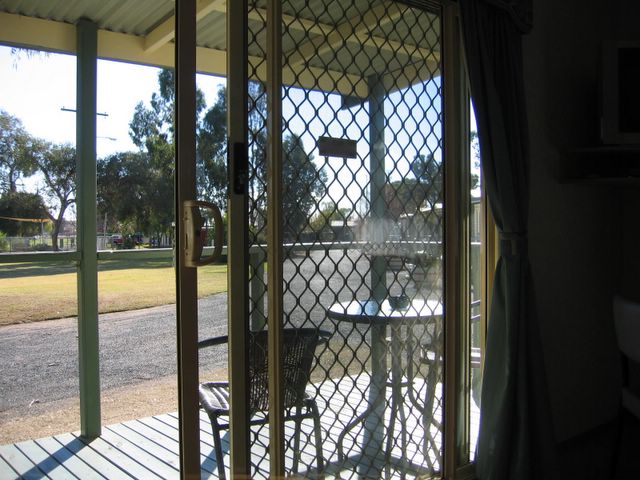 Junee Tourist Park - Junee: Nice sunny verandah on the cabin