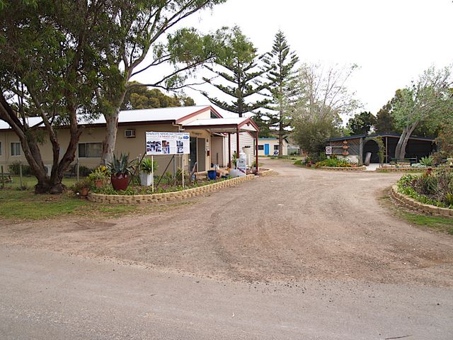 Kingscote Nepean Bay Tourist Park - Kingscote Kangaroo Island: Entrance to the Caravan Park