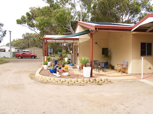 Kingscote Nepean Bay Tourist Park - Kingscote Kangaroo Island: Area for coffee near reception