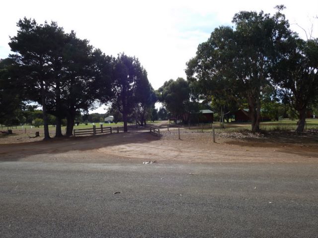 Western K I Caravan Park and Wildlife Reserve - Flinders Chase: View of Western K.I from the road
