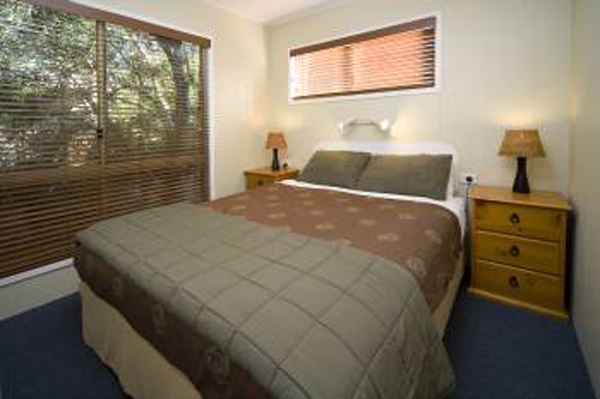 Kangaroo Valley Tourist Park - Kangaroo Valley: Yarrunga Cabin Bedroom