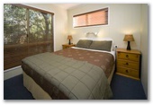 Kangaroo Valley Tourist Park - Kangaroo Valley: Yarrunga Cabin Bedroom