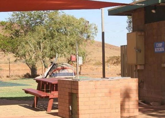 Pilbara Holiday Park - Karratha: Camp kitchen and BBQ area