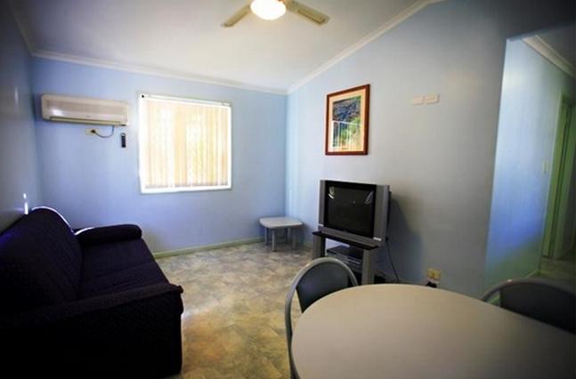 Pilbara Holiday Park - Karratha: Lounge and dining area.