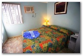 Pilbara Holiday Park - Karratha: Bedroom in cabin