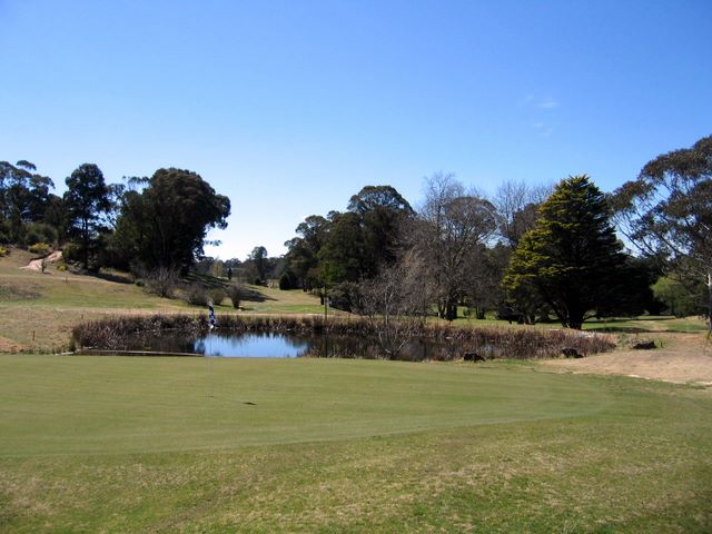 Katoomba Golf Club - Katoomba: Green on Hole 1 - note water trap on the right of the green