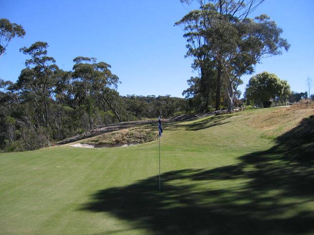 Katoomba Golf Club - Katoomba: Green on Hole 6 looking back along fairway