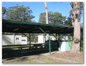 Tall Timbers Caravan Park - Kempsey: Sheltered outdoor BBQ