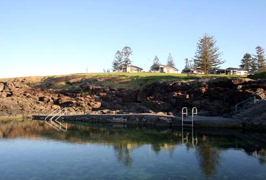 Kiama Harbour Cabins - Kiama: Safe pool in front of the cabins