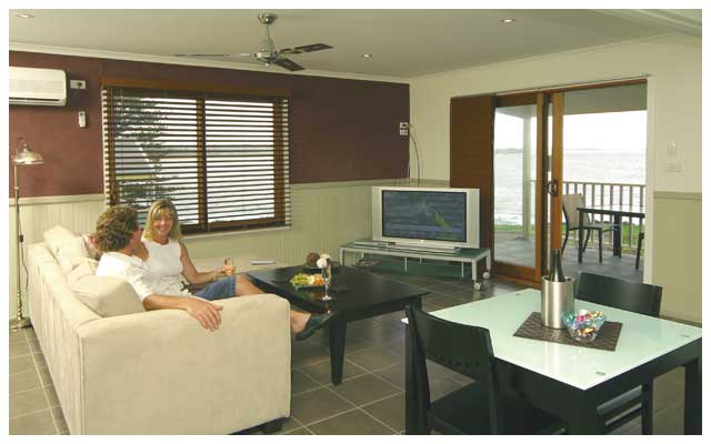 Kiama Harbour Cabins - Kiama: Lounge room with large screen TV