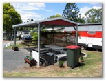 Kilcoy Caravan Park - Kilcoy: Camp Kitchen and BBQ area