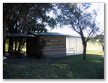 Drifters Holiday Village - Kingscliff: Camp kitchen and BBQ area
