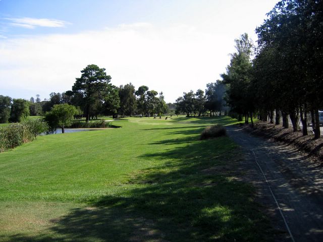 Kogarah Golf Course - Kogarah: Approach to the Green on Hole 4