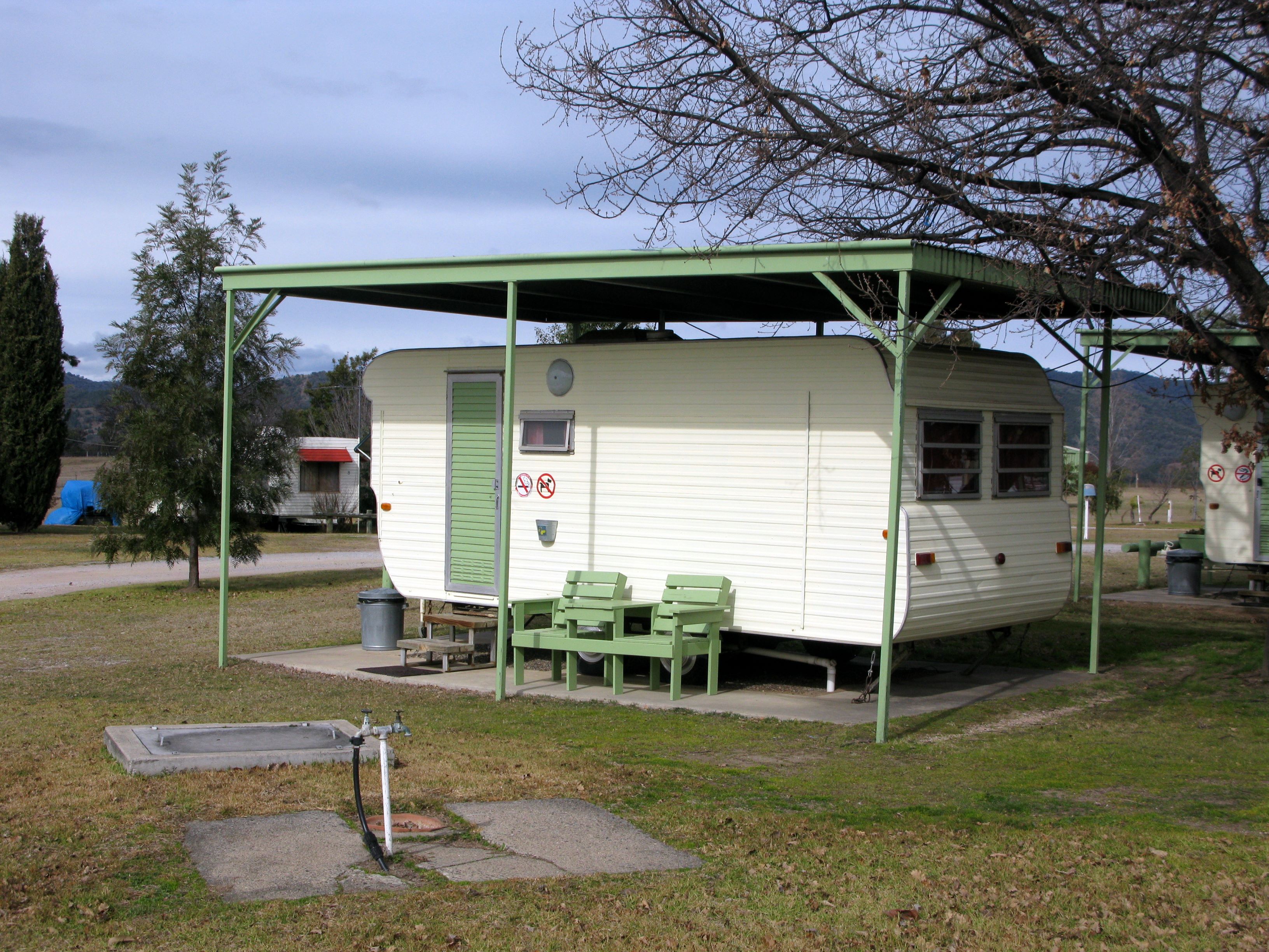 Kootingal Kourt Caravan Park - Kootingal: On site caravans for rent with roof covering.
